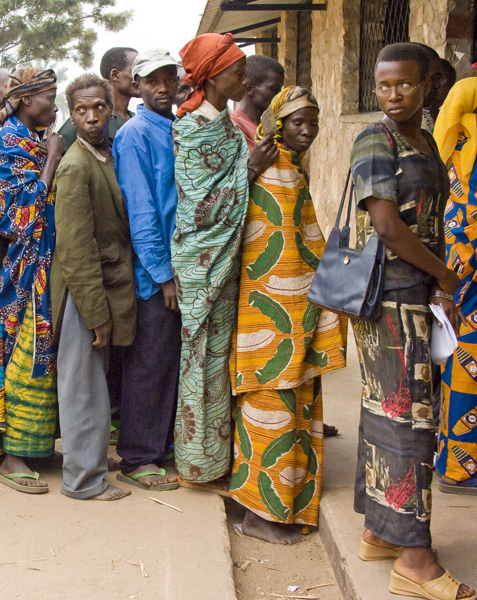 15 Burundians in line to vote in Buturere, Bujumbura Rural Commune, Burundi, in 2005